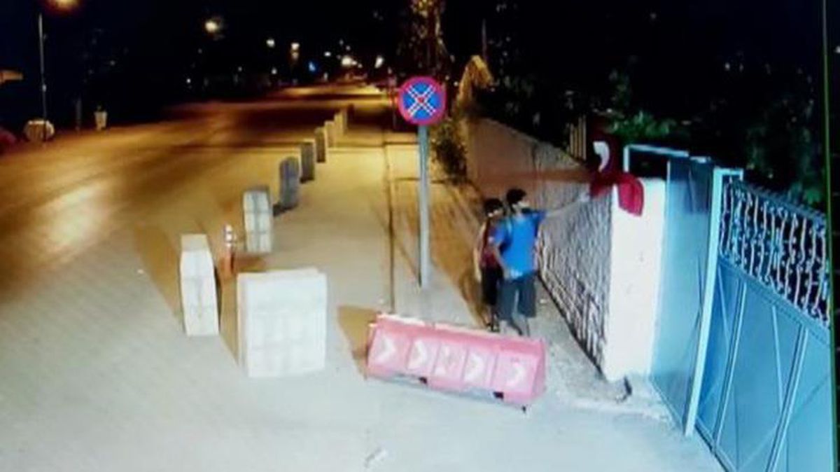 Minik yüreklerden gururlandıran davranış: Rüzgarda katlanan bayrağı düzeltip öptüler