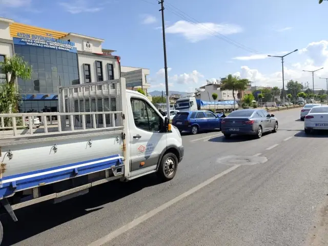 Nazilli'de otomobil refüje çarptı