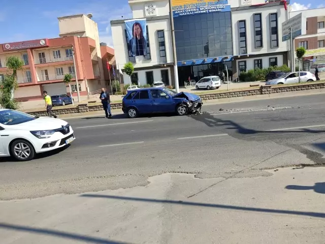 Nazilli'de otomobil refüje çarptı
