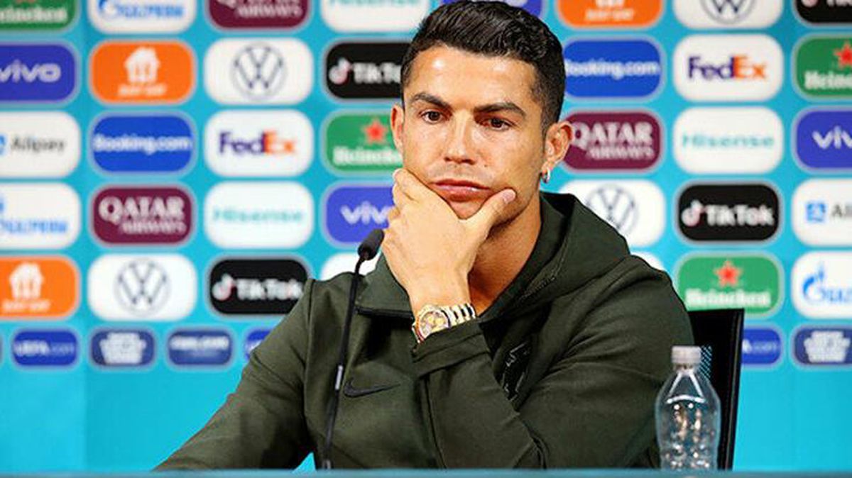 Ronaldo basın toplantısında gazlı içecek şişelerini masadan kaldırarak 'Su için' mesajı verdi