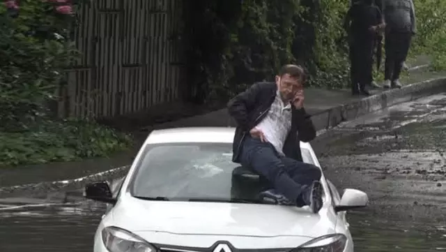 Selde mahsur kalan vatandaş otomobilinin üstüne çıkıp böylece kurtarılmayı bekledi Selde mahsur kalan vatandaş otomobilinin üstüne çıkıp böylece kurtarılmayı bekledi