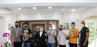 Seydişehir Belediye Başkanı, Muay Thai'de Türkiye şampiyonu olan sporcuyu altınla ödüllendirdi