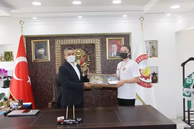 Seydişehir Belediye Başkanı, Muay Thai'de Türkiye şampiyonu olan sporcuyu altınla ödüllendirdi