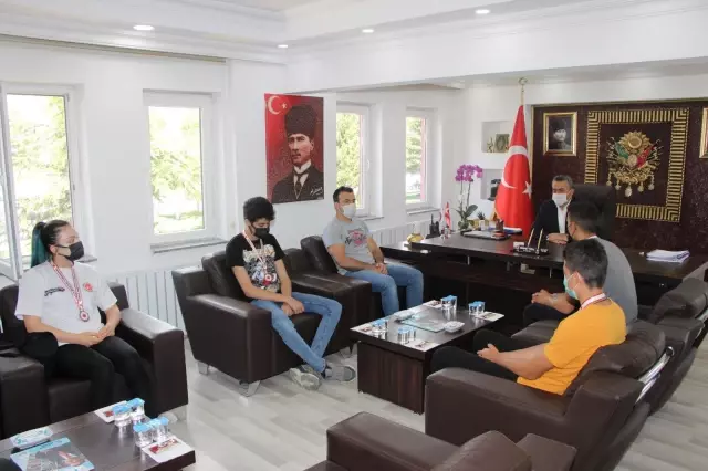 Seydişehir Belediye Başkanı, Muay Thai'de Türkiye şampiyonu olan sporcuyu altınla ödüllendirdi