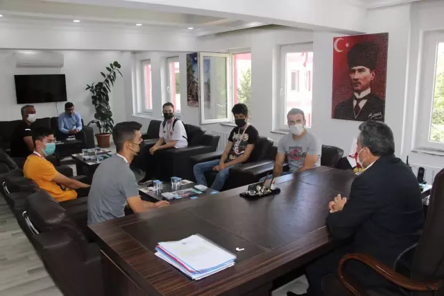 Seydişehir Belediye Başkanı, Muay Thai'de Türkiye şampiyonu olan sporcuyu altınla ödüllendirdi