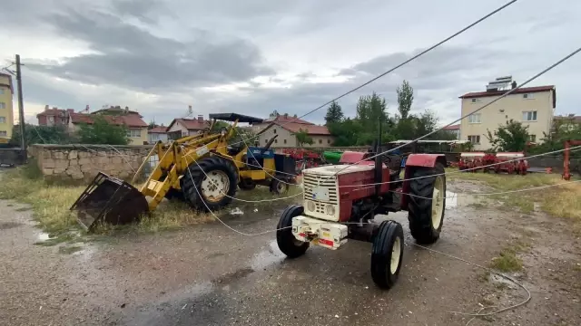 Şiddetli rüzgar ağacı devirdi, elektrik ve iletişim hatlarını kopardı Şiddetli rüzgar ağacı devirdi, elektrik ve iletişim hatlarını kopardı