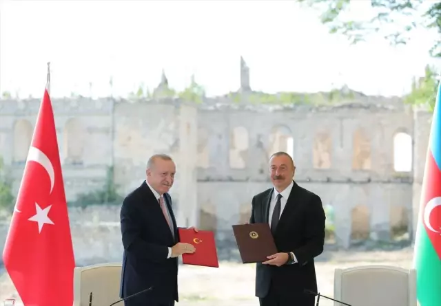 Son Dakika: Cumhurbaşkanı Erdoğan ile Azerbaycan lideri Aliyev, iki ülke arasında Şuşa Beyannamesi'ni imzaladı Son Dakika: Cumhurbaşkanı Erdoğan ile Azerbaycan lideri Aliyev, iki ülke arasında Şuşa Beyannamesi'ni imzaladı