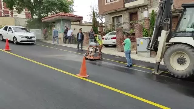 Su borusunun patlaması dolayısıyla asfaltlanan yolun bozulması belediyeleri karşı karşıya getirdi Su borusunun patlaması dolayısıyla asfaltlanan yolun bozulması belediyeleri karşı karşıya getirdi