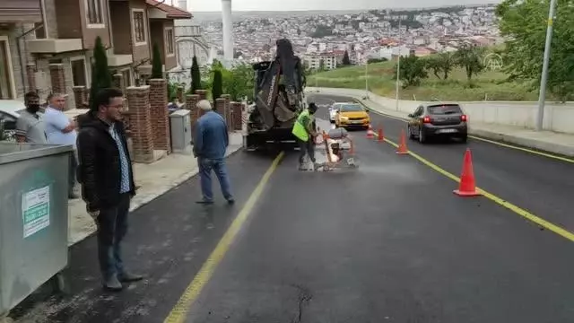 Su borusunun patlaması dolayısıyla asfaltlanan yolun bozulması belediyeleri karşı karşıya getirdi