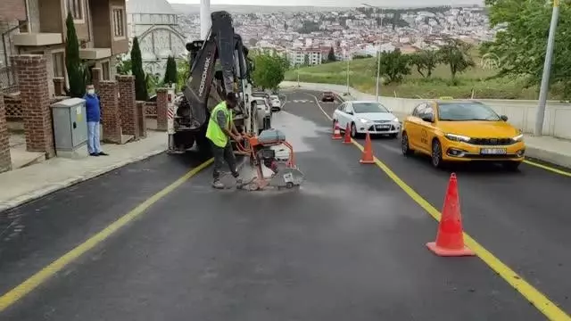 Su borusunun patlaması dolayısıyla asfaltlanan yolun bozulması belediyeleri karşı karşıya getirdi