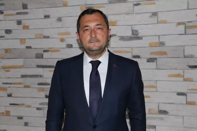 Su borusunun patlaması dolayısıyla asfaltlanan yolun bozulması belediyeleri karşı karşıya getirdi