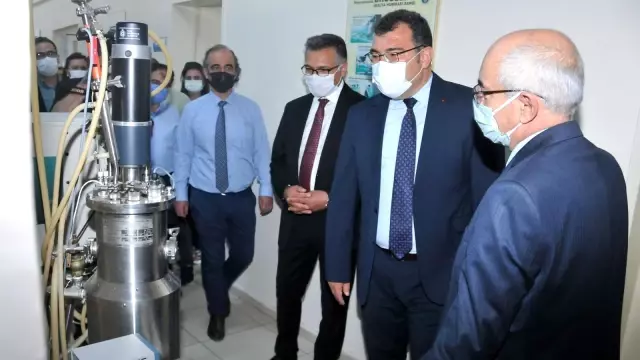 TÜBİTAK Başkanı Prof. Dr. Mandal, SÜ'de yürütülen aşı çalışmaları hakkında bilgi aldı