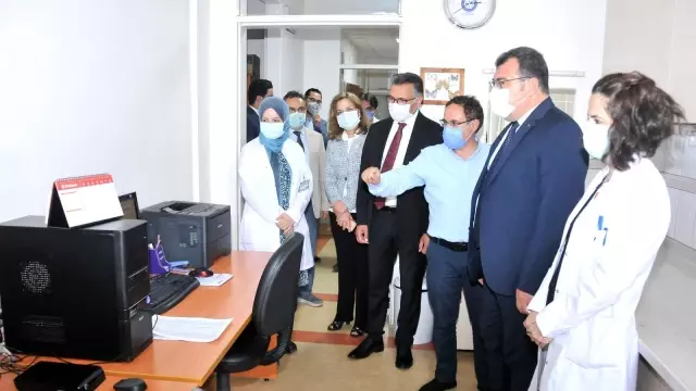 TÜBİTAK Başkanı Prof. Dr. Mandal, SÜ'de yürütülen aşı çalışmaları hakkında bilgi aldı