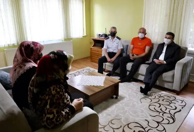 Vali Atay, vefat eden Kıbrıs Gazisinin ailesini başsağlığı