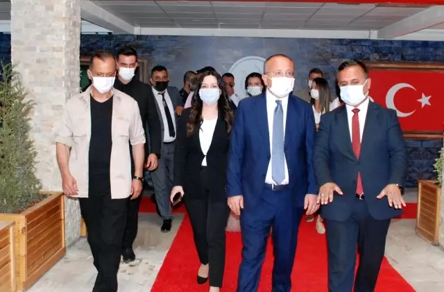 Vali Atik, genç çiftin nikah şahidi isteğini geri çevirmedi