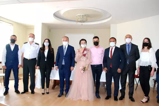 Vali Atik, genç çiftin nikah şahidi isteğini geri çevirmedi