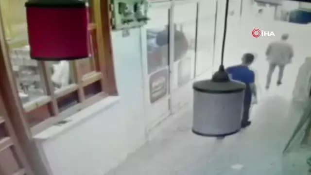 Yaralanmaktan saniyelerle kurtuldu... Tamire bırakılan telefonun patlama anı kamerada Yaralanmaktan saniyelerle kurtuldu... Tamire bırakılan telefonun patlama anı kamerada