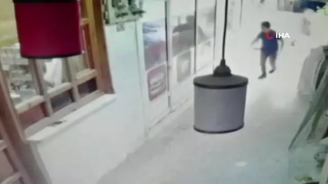 Yaralanmaktan saniyelerle kurtuldu... Tamire bırakılan telefonun patlama anı kamerada