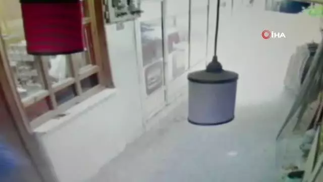 Yaralanmaktan saniyelerle kurtuldu... Tamire bırakılan telefonun patlama anı kamerada