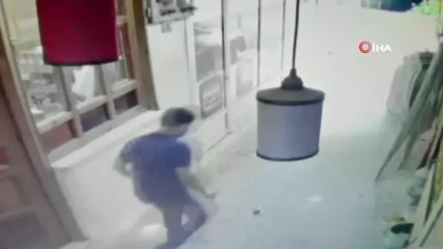 Yaralanmaktan saniyelerle kurtuldu... Tamire bırakılan telefonun patlama anı kamerada
