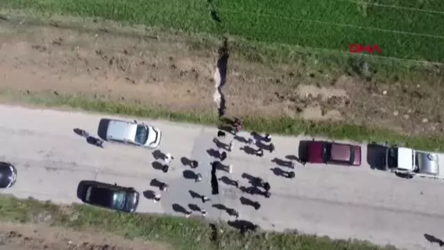 YOL VE TARIM ARAZİSİ ÜZERİNDE 1 KİLOMETRE UZUNLUĞUNDA YARIK OLUŞTU YOL VE TARIM ARAZİSİ ÜZERİNDE 1 KİLOMETRE UZUNLUĞUNDA YARIK OLUŞTU