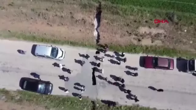 YOL VE TARIM ARAZİSİ ÜZERİNDE 1 KİLOMETRE UZUNLUĞUNDA YARIK OLUŞTU YOL VE TARIM ARAZİSİ ÜZERİNDE 1 KİLOMETRE UZUNLUĞUNDA YARIK OLUŞTU