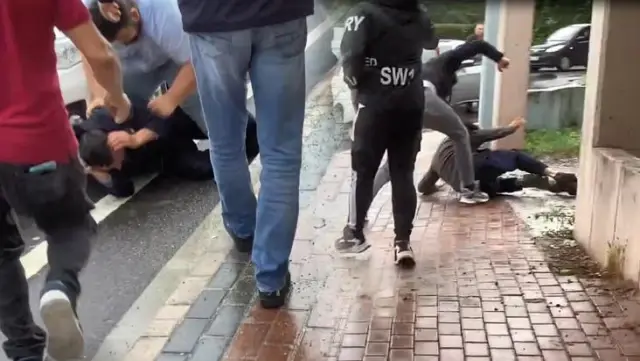 14 yaşındaki çocuklara istismar iddiası mahalleyi ayağa kaldırdı! Vatandaşlar 2 şüpheliyi yakalayıp tekme tokat dövdü 14 yaşındaki çocuklara istismar iddiası mahalleyi ayağa kaldırdı! Vatandaşlar 2 şüpheliyi yakalayıp tekme tokat dövdü