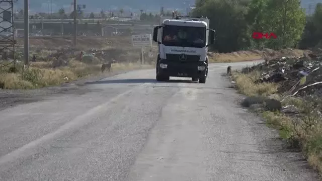AFYONKARAHİSAR ARSASINDAN GEÇEN YOLU TRAFİĞE KAPATTI, VATANDAŞLAR BAŞKA YOLU KULLANDI AFYONKARAHİSAR ARSASINDAN GEÇEN YOLU TRAFİĞE KAPATTI, VATANDAŞLAR BAŞKA YOLU KULLANDI