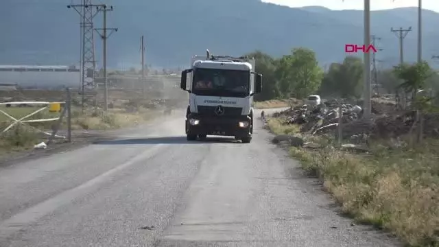 AFYONKARAHİSAR ARSASINDAN GEÇEN YOLU TRAFİĞE KAPATTI, VATANDAŞLAR BAŞKA YOLU KULLANDI AFYONKARAHİSAR ARSASINDAN GEÇEN YOLU TRAFİĞE KAPATTI, VATANDAŞLAR BAŞKA YOLU KULLANDI