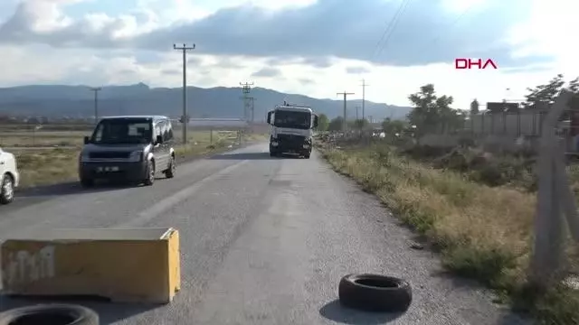 AFYONKARAHİSAR ARSASINDAN GEÇEN YOLU TRAFİĞE KAPATTI, VATANDAŞLAR BAŞKA YOLU KULLANDI AFYONKARAHİSAR ARSASINDAN GEÇEN YOLU TRAFİĞE KAPATTI, VATANDAŞLAR BAŞKA YOLU KULLANDI