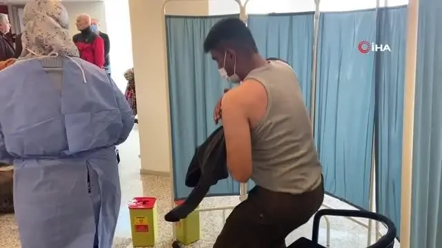 Afyonkarahisar'da bir günde 14 binin üzerinde aşılama yapıldı Afyonkarahisar'da bir günde 14 binin üzerinde aşılama yapıldı
