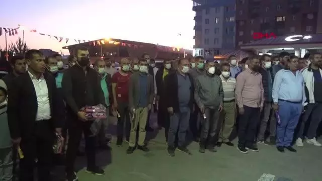 Ağrı Belediyesi çalışanları bin liralık zammı meşale ve halaylarla kutladı Ağrı Belediyesi çalışanları bin liralık zammı meşale ve halaylarla kutladı
