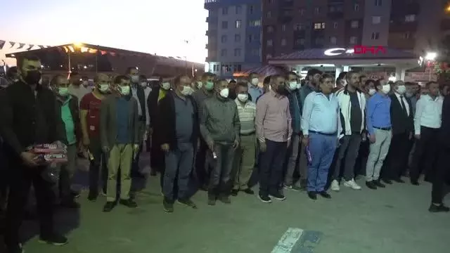 Ağrı Belediyesi çalışanları bin liralık zammı meşale ve halaylarla kutladı Ağrı Belediyesi çalışanları bin liralık zammı meşale ve halaylarla kutladı
