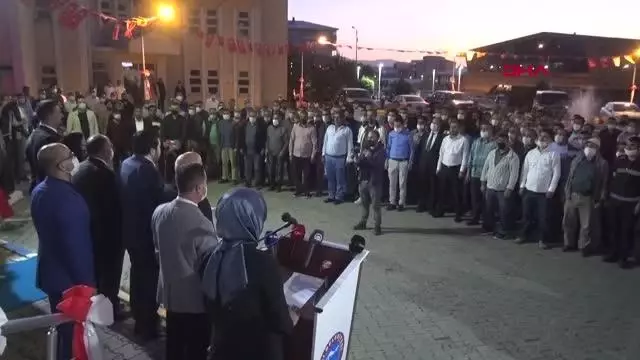 Ağrı Belediyesi çalışanları bin liralık zammı meşale ve halaylarla kutladı Ağrı Belediyesi çalışanları bin liralık zammı meşale ve halaylarla kutladı