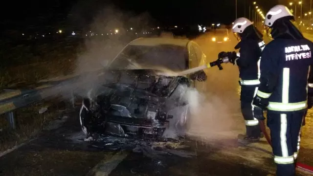 Alkollü sürücünün patlak lastikle kullandığı otomobil alev alev yandı