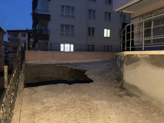 Ankara'da otoparkında göçük oluşan binanın istinat duvarı yeniden yapılacak
