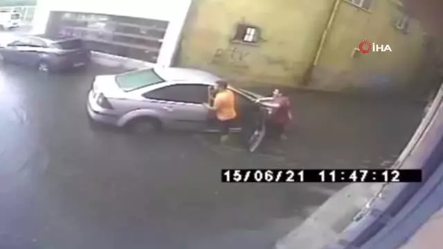 Aracıyla hızla girdiği su birikintisinde mahsur kaldı
