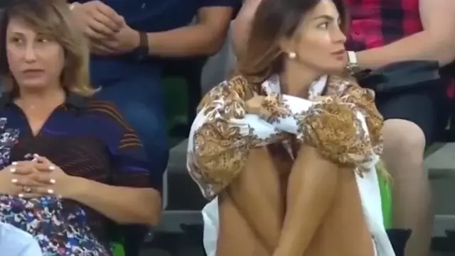 Arap spiker aşka geldi! Tribündeki güzel seyirciyi görünce maçı bırakıp serenat yaptı Arap spiker aşka geldi! Tribündeki güzel seyirciyi görünce maçı bırakıp serenat yaptı