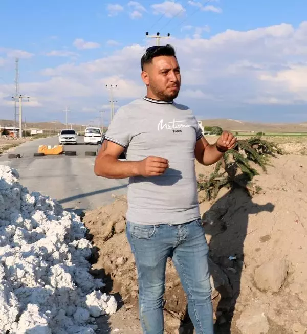 AFYONKARAHİSAR ARSASINDAN GEÇEN YOLU TRAFİĞE KAPATTI, VATANDAŞLAR BAŞKA YOLU KULLANDI AFYONKARAHİSAR ARSASINDAN GEÇEN YOLU TRAFİĞE KAPATTI, VATANDAŞLAR BAŞKA YOLU KULLANDI