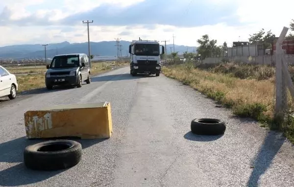 AFYONKARAHİSAR ARSASINDAN GEÇEN YOLU TRAFİĞE KAPATTI, VATANDAŞLAR BAŞKA YOLU KULLANDI AFYONKARAHİSAR ARSASINDAN GEÇEN YOLU TRAFİĞE KAPATTI, VATANDAŞLAR BAŞKA YOLU KULLANDI