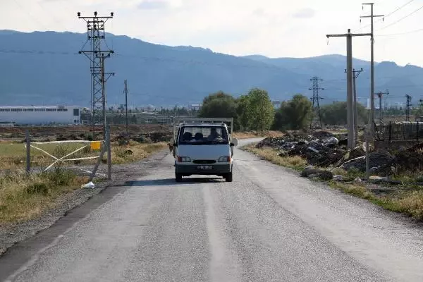 AFYONKARAHİSAR ARSASINDAN GEÇEN YOLU TRAFİĞE KAPATTI, VATANDAŞLAR BAŞKA YOLU KULLANDI AFYONKARAHİSAR ARSASINDAN GEÇEN YOLU TRAFİĞE KAPATTI, VATANDAŞLAR BAŞKA YOLU KULLANDI