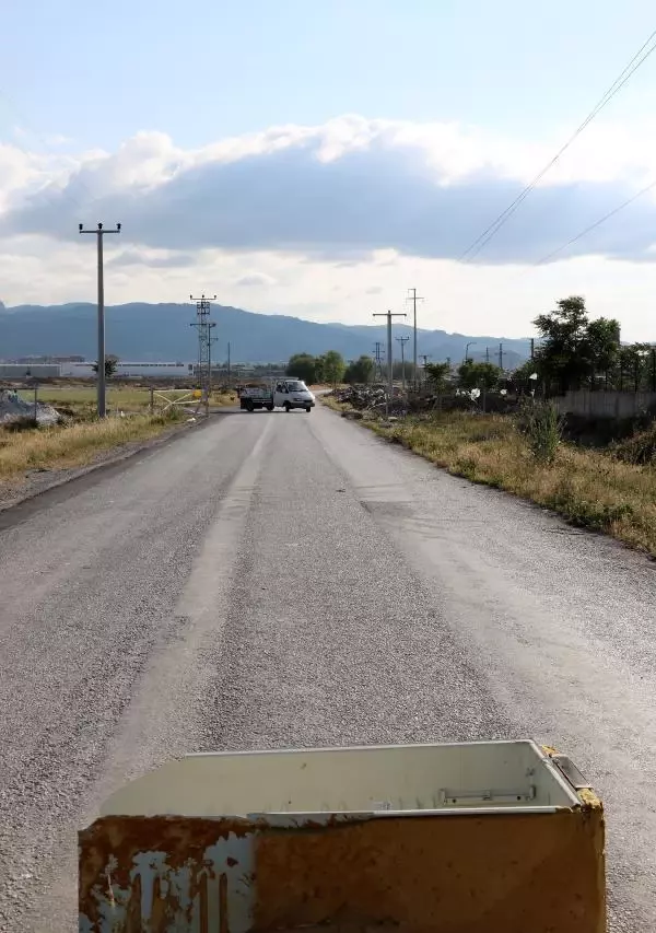 AFYONKARAHİSAR ARSASINDAN GEÇEN YOLU TRAFİĞE KAPATTI, VATANDAŞLAR BAŞKA YOLU KULLANDI AFYONKARAHİSAR ARSASINDAN GEÇEN YOLU TRAFİĞE KAPATTI, VATANDAŞLAR BAŞKA YOLU KULLANDI