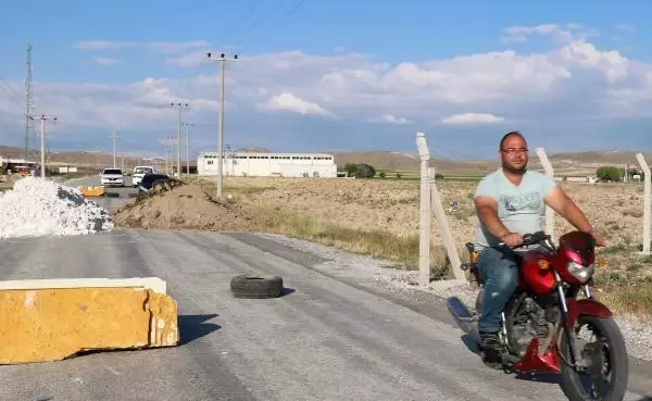 AFYONKARAHİSAR ARSASINDAN GEÇEN YOLU TRAFİĞE KAPATTI, VATANDAŞLAR BAŞKA YOLU KULLANDI AFYONKARAHİSAR ARSASINDAN GEÇEN YOLU TRAFİĞE KAPATTI, VATANDAŞLAR BAŞKA YOLU KULLANDI