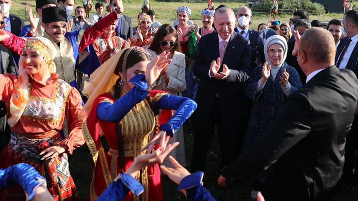 Azerbaycan'dan renkli görüntüler! Aliyev oynadı, Cumhurbaşkanı Erdoğan alkış tuttu