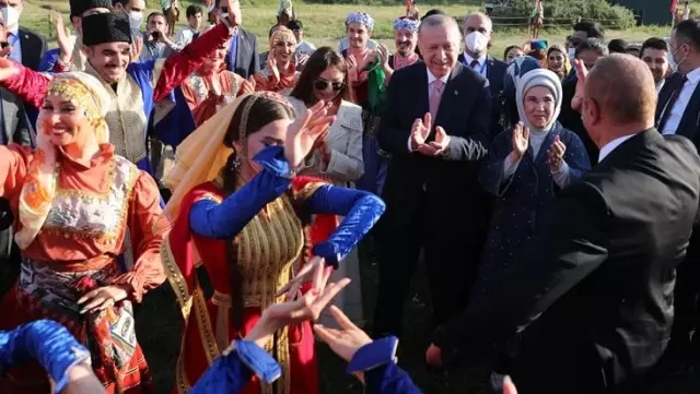Azerbaycan'dan renkli görüntüler! Aliyev oynadı, Cumhurbaşkanı Erdoğan alkış tuttu Azerbaycan'dan renkli görüntüler! Aliyev oynadı, Cumhurbaşkanı Erdoğan alkış tuttu