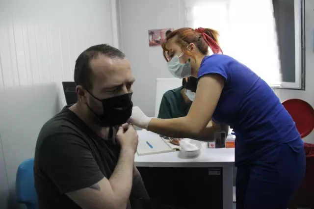 Bakan Koca'nın paylaştığı 1 günde 224 kişiye aşı yapan Sabire hemşire konuştu