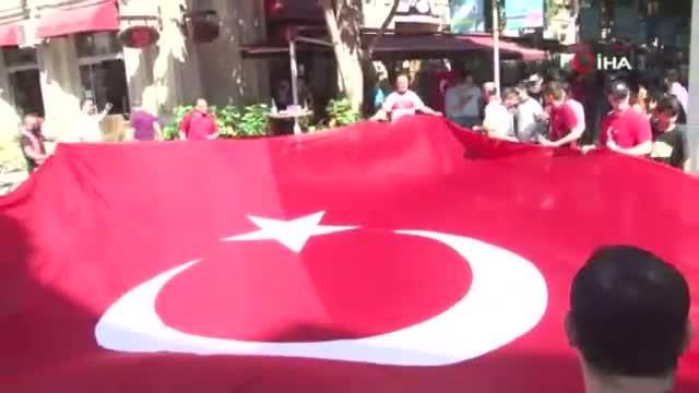 Bakü kırmızı-beyaza büründü