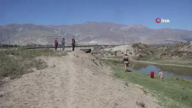 Erzincan'da sulama kanalında boğularak hayatını kaybeden çocuk toprağa verildi Erzincan'da sulama kanalında boğularak hayatını kaybeden çocuk toprağa verildi