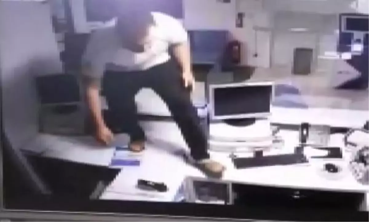 Son dakika haberleri... Bankadaki 'tuzak' parayı çalınca alarm sistemi devreye girdi; hırsızlık anı kamerada