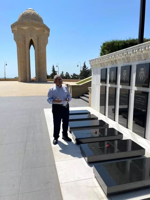 Büyükkılıç, Bakü'de Türk ve Azerbaycan şehitliklerini ziyaret etti